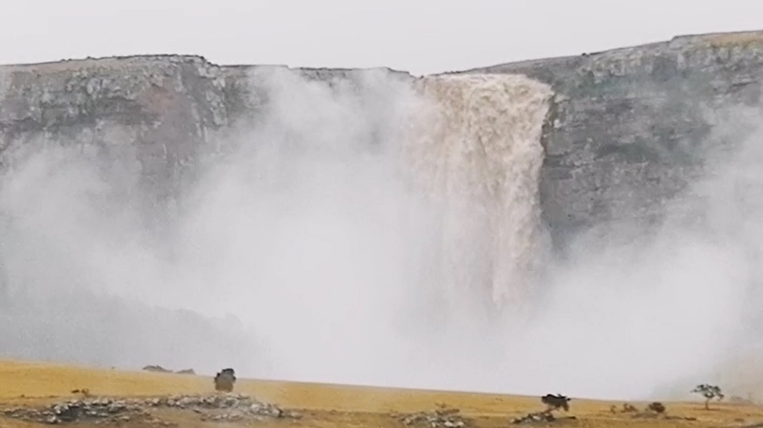 Heavy rainfall causes water gushing down Ntentule Falls near the N2WCR project - SANRAL Stop Over